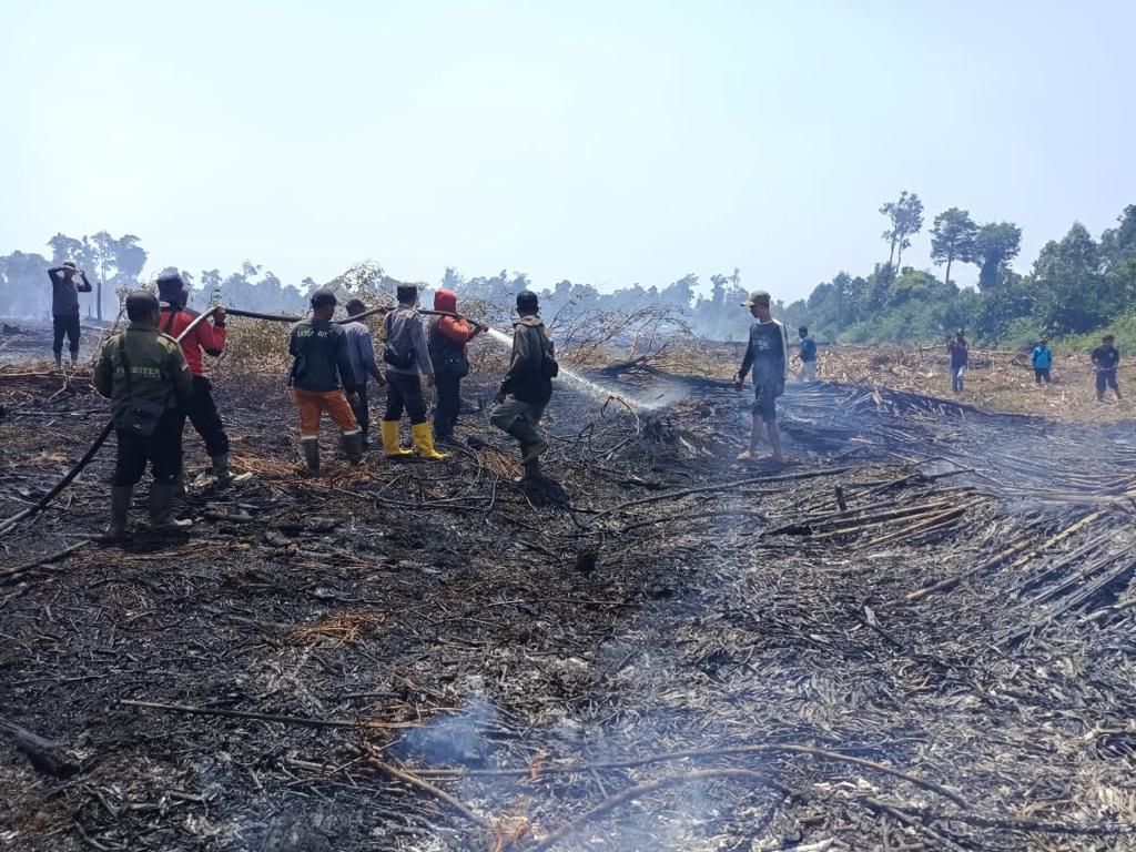 2 Hari Berjibaku Padamkan Karhutla, Kapolres Bengkalis Dan Tim Bertekad Pantang Pulang Sebelum Padam